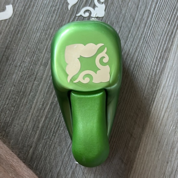 Border corner punch for scrapbooking - Picture 2 of 3